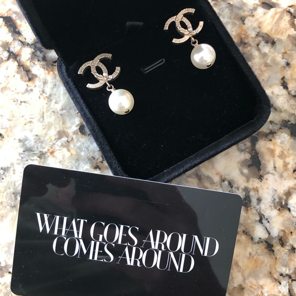 CHANEL Jewelry - 💕 Chanel textured CC Logo earrings with pearls
